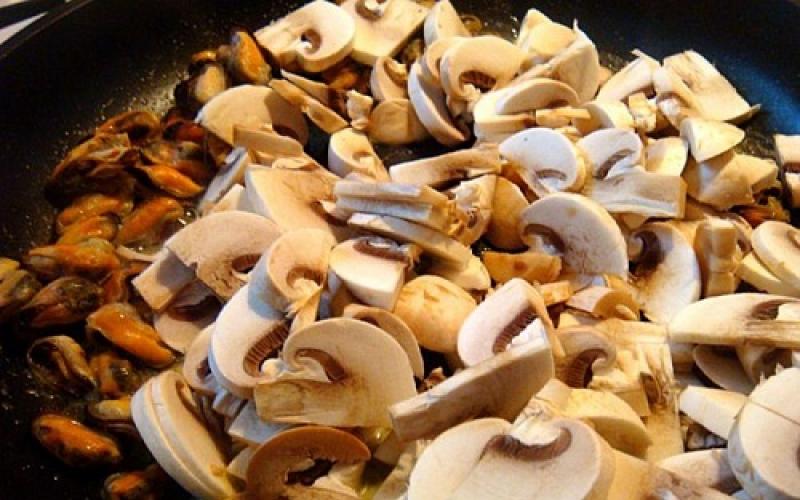 Рецепт мидии с грибами в сметане