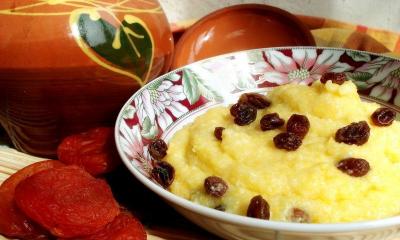 Cooking for the whole family: corn porridge in a slow cooker